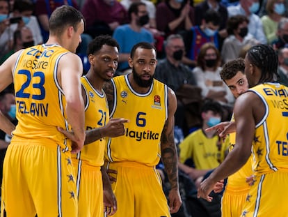 Los jugadores del Maccabi Tel Aviv forman un corro en su último partido contra el Barça en el Palau, disputado el 7 de abril.