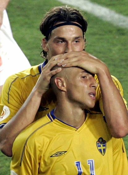 Henrik Larsson ha sido uno de los grandes talentos del fútbol sueco. Jugó en las filas del F.C. Barcelona de 2004 a 2006. Ibrahimovic, el mejor jugador del país nórdico en la actualidad, seguirá los pasos de su compatriota a partir de ahora en el conjunto azulgrana.