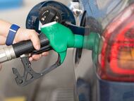 Un hombre reposta en una gasolinera española el 3 de marzo de 2026.