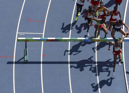 Atletas saltan la valla en la primera ronda de hombres de 3.000 metros obstculos, celebrado en el Estadio Olmpico de Ro de Janeiro.