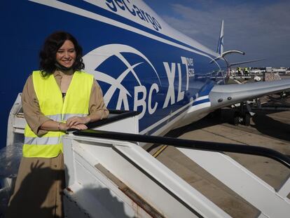 La presidenta madrileña, Isabel Díaz Ayuso, recibe un avión con material sanitario el pasado 12 de abril en el aeropuerto de Barajas.