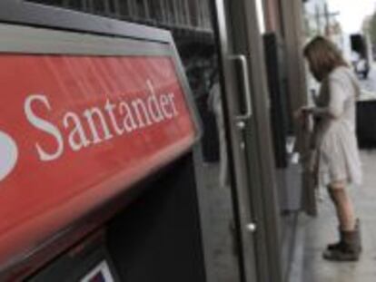 Cajero automático de una sucursal de Santander en Londres.