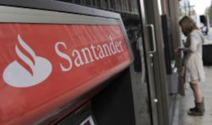 Imagen del cajero autom&aacute;tico de una sucursal del Banco Santander en Londres.