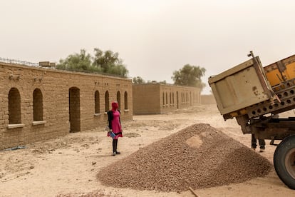 Habi, joven de la escuela taller de Kaedi (Mauritania) que trabaja como encargada de obra.