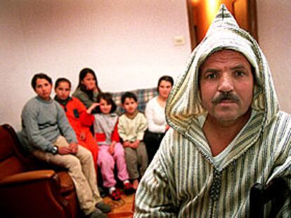 Mustapha Amallouk, junto a su familia, en su domicilio de Ripollet (Barcelona).
