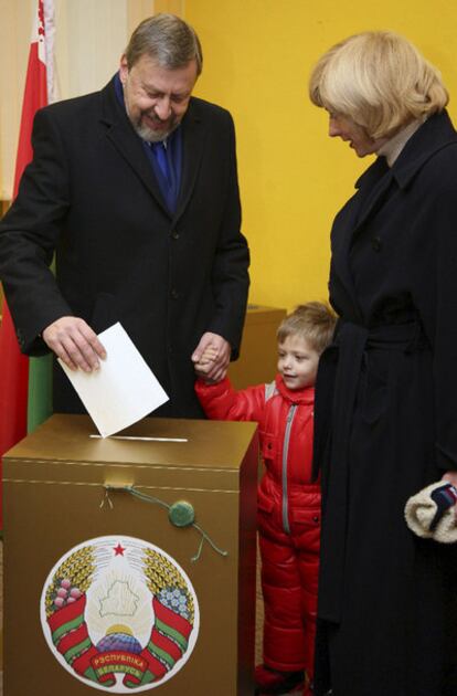 El candidato, Andrey Sannikov, de la oposición vota junto a su familia.