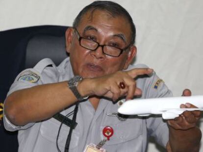 El jefe del Comit&eacute; Nacional para la Seguridad en el Transporte de Indonesia, Tatang Kurniadi, durante la rueda de prensa.