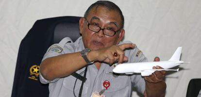 El jefe del Comité Nacional para la Seguridad en el Transporte de Indonesia, Tatang Kurniadi, durante la rueda de prensa.