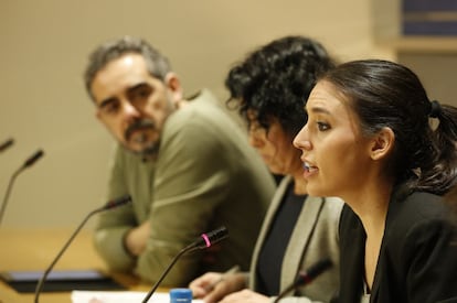 Irene Montero (derecha), Maribel Mora y Raimundo Viejo, el mi&eacute;rcoles en el Congreso.