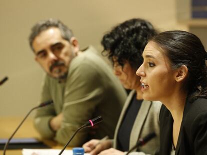 Irene Montero (derecha), Maribel Mora y Raimundo Viejo, el miércoles en el Congreso.