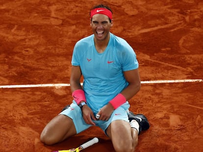 El tenista español Rafael Nadal muestra su alegría tras vencer al serbio Novak Djokovic en la final del torneo de Roland Garros en París el pasado domingo.