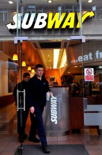 Dos clientes salen de un restaurante de comida rpida Subway. EFE/Archivo