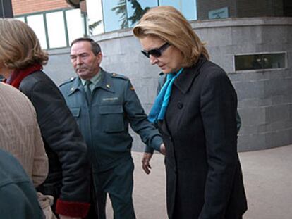 La esposa de Fabra, Amparo Fernández, a su salida ayer del juzgado de Nules.