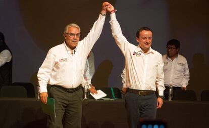 Carlos Girón junto al abogado y politólogo Mikel Arriola.