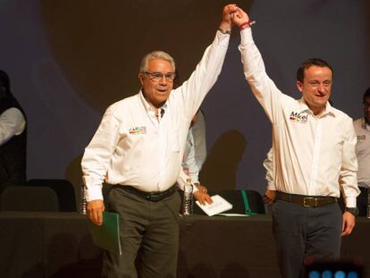 Carlos Girón junto al abogado y politólogo Mikel Arriola.