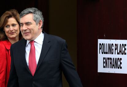 El candidato laborista Gordon Brown, sonriente, y su esposa Sarah, tras depositar su voto en North Queensferry, Escocia.