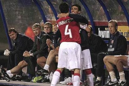 Cesc dedicó ayer uno de sus dos goles a Reyes, que estaba en el banquillo del Arsenal.