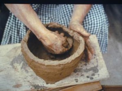 Moldeando el barro.