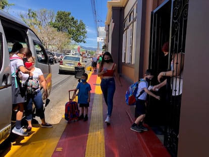 Las escuelas han echado mano de las mascarillas, el distanciamiento y los controles de temperatura para atenuar el peligro de contagios de coronavirus, sobre todo a las horas de entrada y salida de clases, como ocurre en la escuela Ascensión Esquivel, en la ciudad Alajuela. El efecto del retorno de las clases sobre los contagios ha sido mínimo en Costa Rica.