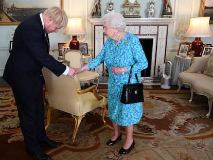 A rainha Elizabeth II recebe Boris Johnson no Palácio de Buckingham