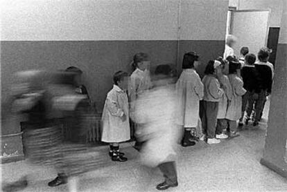 Un grupo de niños hace fila para entrar en una clase.