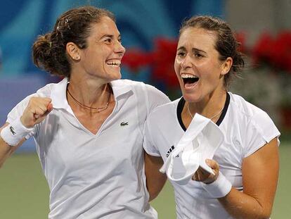 Vivi Ruano y Anabel Medina celebran la clasificación para la final de dobles.