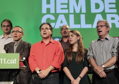 Joan Coscubiela, a la izquierda, acompañado de dirigentes del partido, cantando Els Segadors al final del acto.