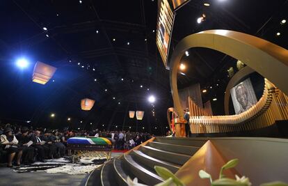 Vista general de la ceremonia homenaje a Mandela en Qunu. A la izquierda, Winnie Mandela, el presidente sudafricano Jacob Zuma y su viuda Graca Machel sentados frente al f&eacute;retro del expresidente sudafricano.