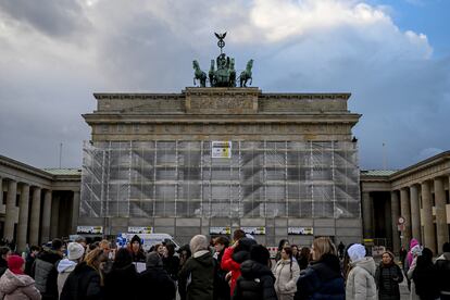 La puerta de Brandeburgo, en Berlín, cubierta por andamios esta semana. 
