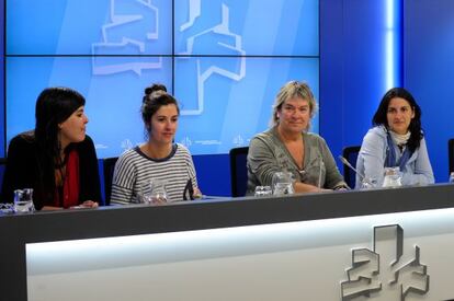 Belén Arrondo, segunda por la derecha, en el Parlamento vasco junto a representantes de LAB.