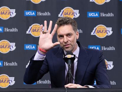 El español Pau Gasol muestra uno de sus anillos de campeón ganados con los Lakers.