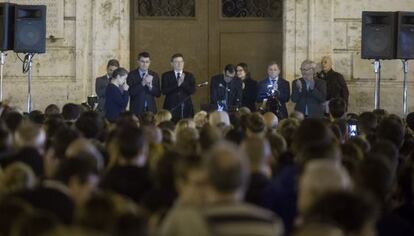 Los representantes de las principales instituciones públicas valencianas durante la concentración en Valencia.