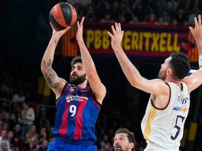 Ricky Rubio en acción durante el partido de este domingo entre el FC Barcelona y el Real Madrid.