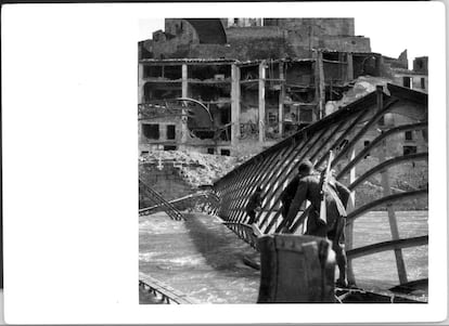 Soldados en el puente derruido de Fraga (Huesca). Marzo de 1938.