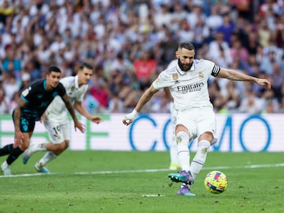 Karim Benzema lanza de penalti durante el partido entre el Real Madrid y el Almería, en el Santiago Bernabéu, este sábado.