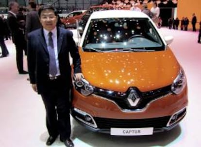 Foto de archivo tomada el 5/3/2013 en el Salón de Automóvil de Ginebra del nuevo director general de Renault España Comercial, Ricardo Gondo, que se apoya en los nuevos productos de la marca, la nueva generación del Clio y el crossover urbano Captur (en la foto) para revitalizar las ventas en España.