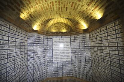 Sala con decenas de los motes de las distintas familias de Navalcarnero. Los apelativos están dibujados sobre azulejos, sobre un mirador que da a uno de los tres niveles de las cuevas. La humedad, en parte debido a la ventilación insuficiente, se aprecia sobre el material.