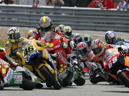 Momento en el que la moto de Toni Elías (número 24) toca la de Rossi (46), que cae.