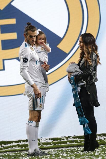 Bale, el triunfador de Kiev con su esposa e hija.