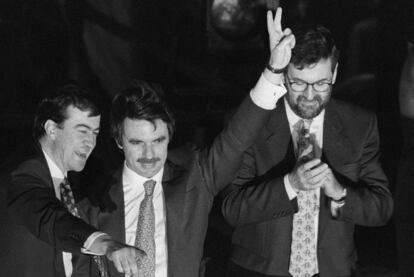 José María Aznar celebra, junto a Álvarez-Cascos y Rajoy, su victoria en las elecciones de 1996 en el balcón de la sede del PP en Madrid.