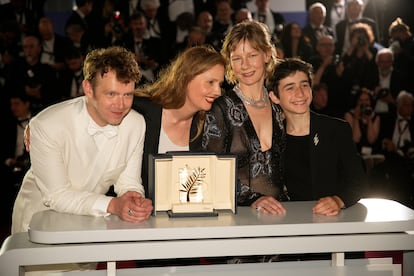 Justine Triet, con la Palma de oro, acompañada de Sandra Hüller, y de los actores Antoine Reinartz (izquierda) y Milo Machado Graner, el sábado 27 de mayo en Cannes.