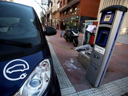 Un veh&iacute;culo el&eacute;ctrico enchufado ayer a un punto de carga en la calle de Santa Engracia, en el centro de la capital. 