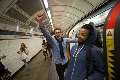 Cientos de londinenses y turistas inauguraron hoy los primeros servicios nocturnos del metro en las líneas de Central y Victoria, consideradas como las dos columnas vertebrales que conectan los cuatro puntos cardinales de la capital británica. En la imagen, un hombre grita en un vagón de tren en la estación de Oxford Street.