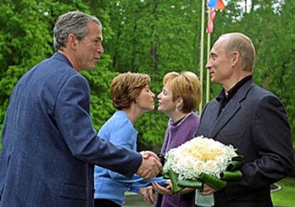 En primer plano, George W. Bush (izquierda) y Vladímir Putin. Detrás, sus esposas, Laura (izquierda) y Lyudmila, ayer en Moscú.
