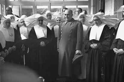 El dictador Francisco Franco inaugura el Sanatorio Militar del Generalísimo, en la sierra madrileña, en 1949.