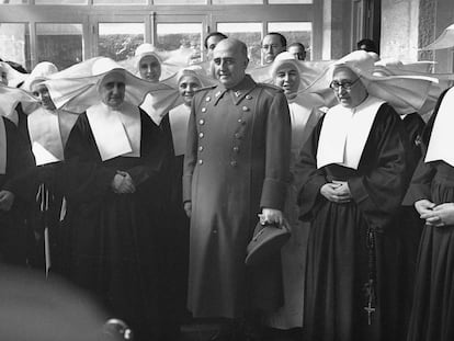 El dictador Francisco Franco inaugura el Sanatorio Militar del Generalísimo, en la sierra madrileña, en 1949.