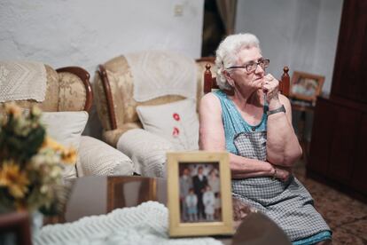 Beatriz Ramírez, de 69 años, en su casa de Carboneros (Jaén).