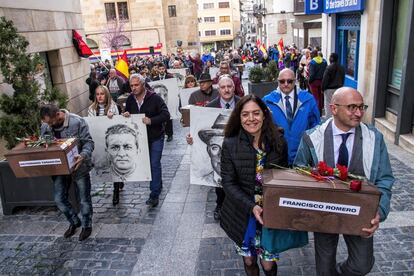 Un homenaje a las víctimas enterradas en 'la fosa de los maestros', por las calles de Soria en 2018. 