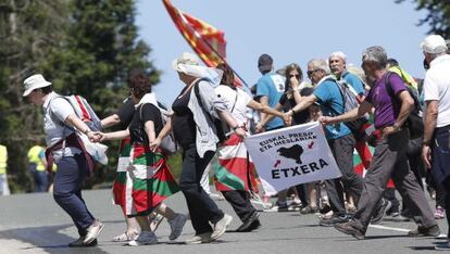 Participantes en la cadena humana organizada por Gure Esku Dago el 8 de junio de 2014.