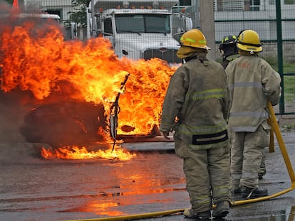 Bomberos trabajan en el control del incendio de un vehículo de alquiler, el 8 de julio en Chilpancingo (Guerrero).